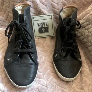 Last call Frye Melanie Leather Sneaker sz 7.5